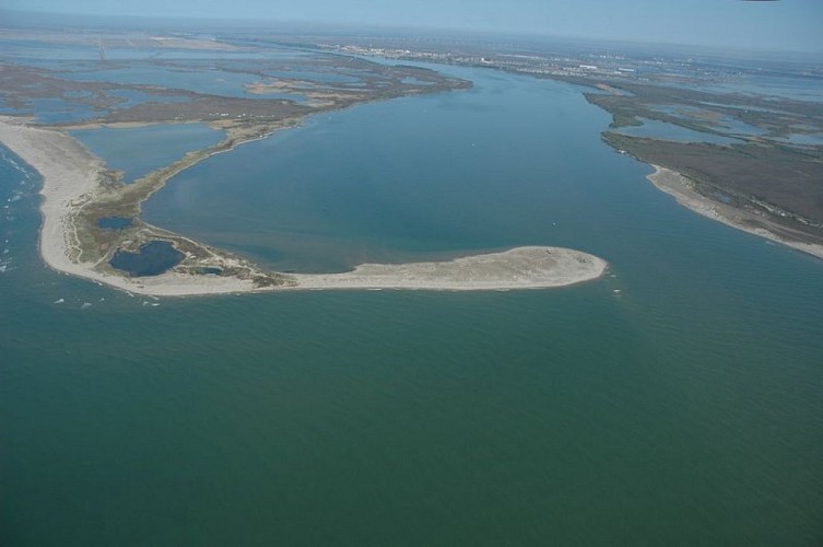 Vue aérienne sur l'embouchure du Grand Rhône