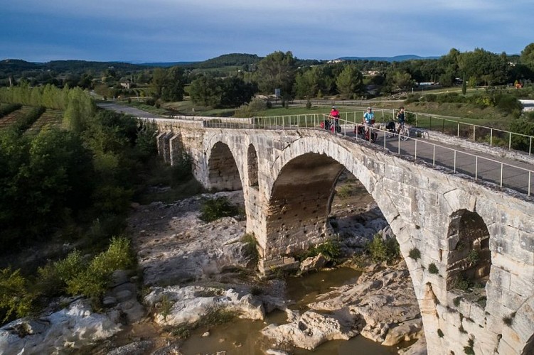 Pont Julien côté aval