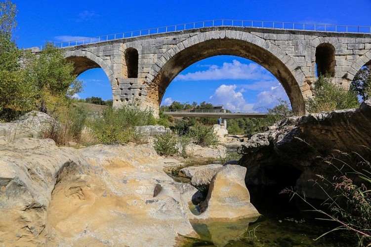 Arche centrale du Pont Julien