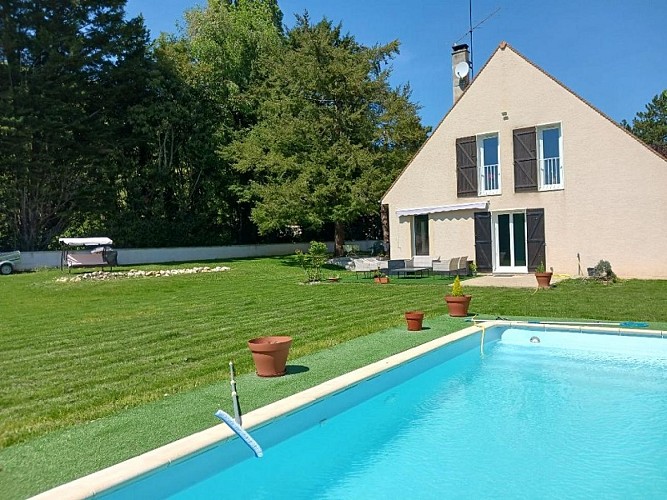 chambre chez l'habitant_ o tour de l'eau_ Le val d'hazey_jardin avec piscine