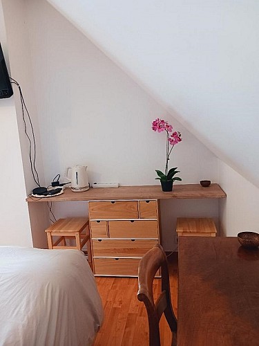 chambre chez l'habitant_ o tour de l'eau_ Le val d'hazey_bureau