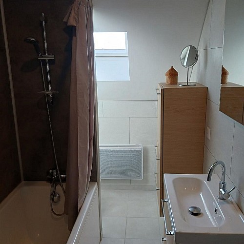 chambre chez l'habitant_ o tour de l'eau_ Le val d'hazey_salle de bain