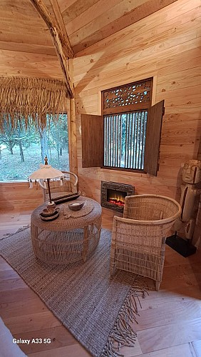 Cabane indonésienne Mimpi et son grand bain nordique