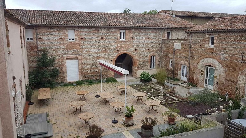 cours du Restaurant domaine de la terrasse CARBONNE