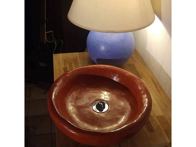 vasque rouge et lampe lapis