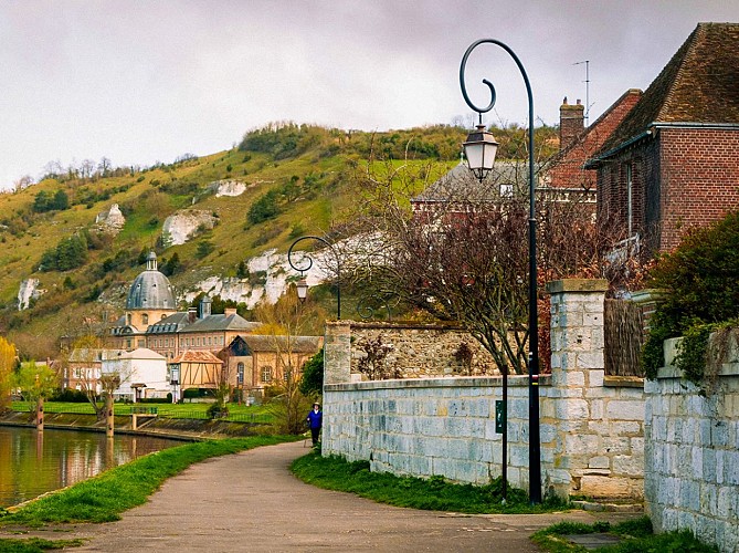 Petit-Andelys bords de Seine vue vers l'hôpital Saint-Jacques Les Andelys