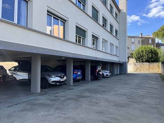 Le parking du Brit Hôtel du Parc à Niort