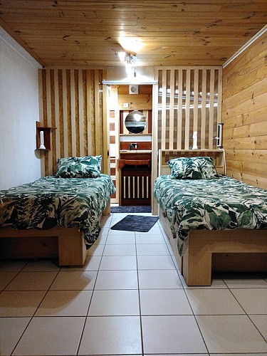 ChambreN°1 RDC chambre et douche