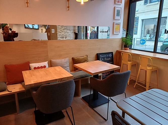 Café Armand-tables-restaurant-luc-sur-mer