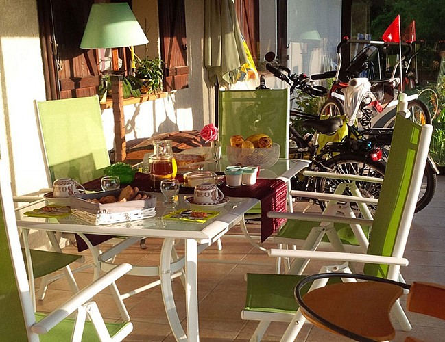 Petit-dejeuner-veranda-Sauviolle-2