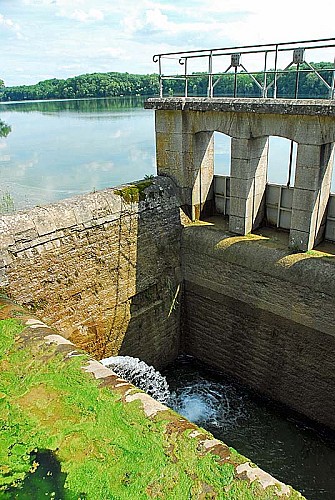 Lac de Charmes - la digue