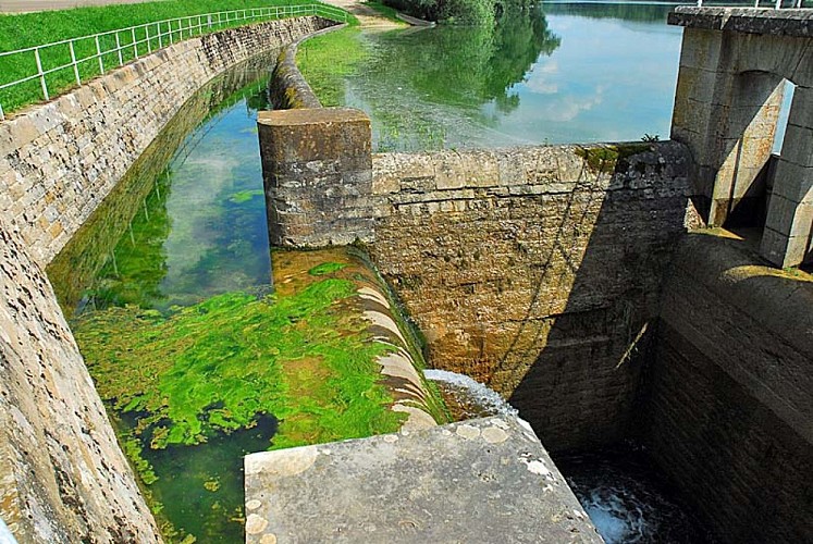 Lac de Charmes - la digue