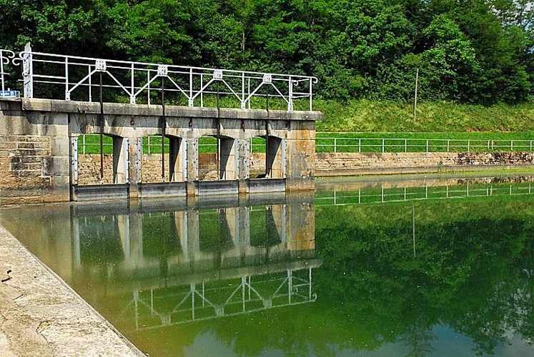 Lac de Charmes - la digue