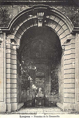 Carte postale de la fontaine de la grenouille à Langres