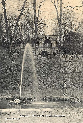 Carte postale de la fontaine de la grenouille à Langres