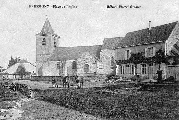 Carte postale de l'église de Pressigny