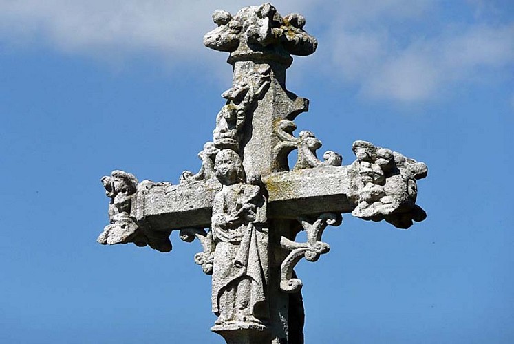 Croix de cimetière à Verseilles-le-Haut
