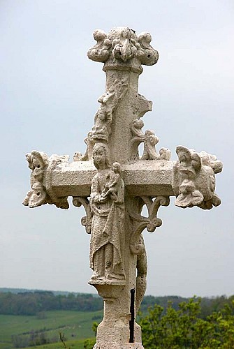 Croix de cimetière à Verseilles-le-Haut