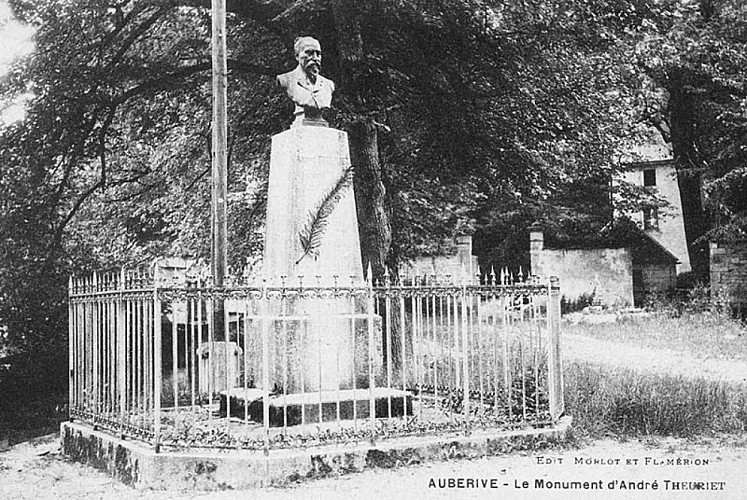 Carte postale de la place André Theuriet à Auberive