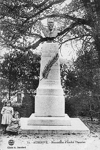 Carte postale de la place André Theuriet à Auberive