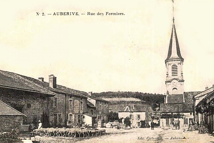 Carte postale de la rue ds fermiers à Auberive