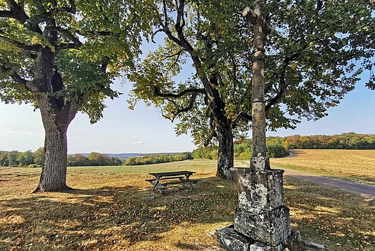 Calvaire des 4 tilleuls près d'Aujeurres
