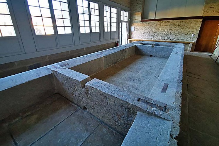 Lavoir et ancienne fontaine de Baissey