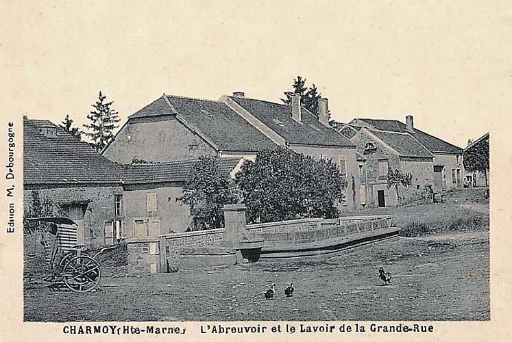 Carte postale de l'ancienne fontaine de Charmoy