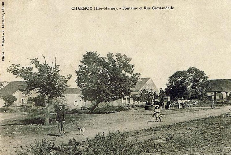 Carte postale de l'ancienne fontaine de Charmoy