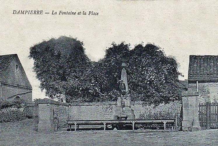 Carte postale de l'ancienne fontaine de Dampierre