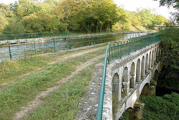 Pont-canal à Dommarien