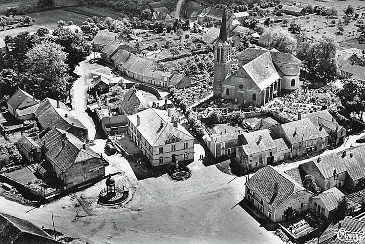 Carte postale de l'église de Hortes