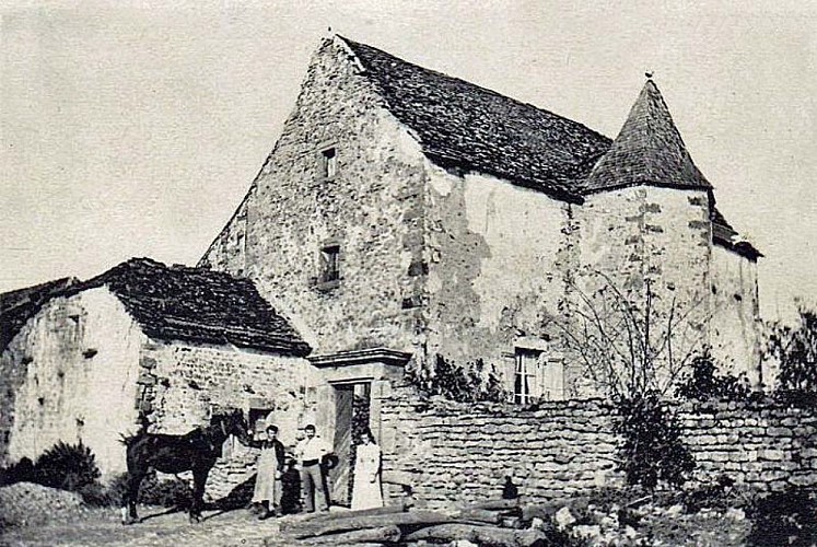 Carte postale de la maison féodale de Hortes
