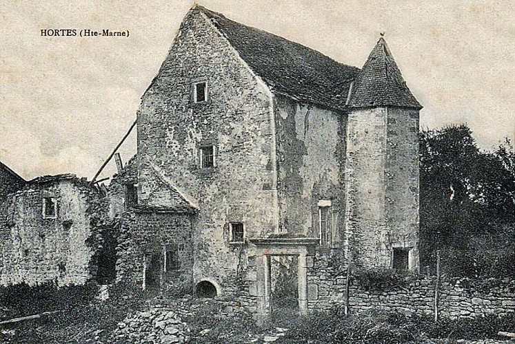 Carte postale de la maison féodale de Hortes