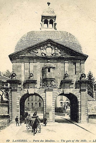 Carte postale de la porte des Moulins