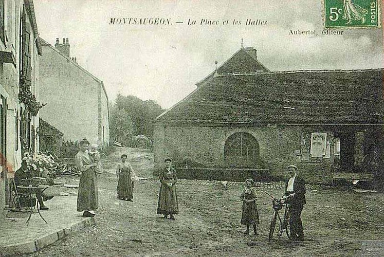 Carte postale des halles de Montsaugeon