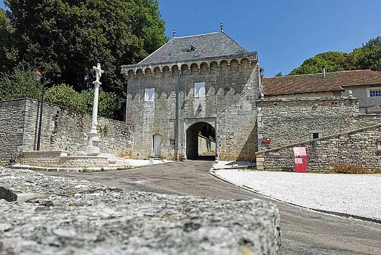 Porterie médiéval de Montsaugeon