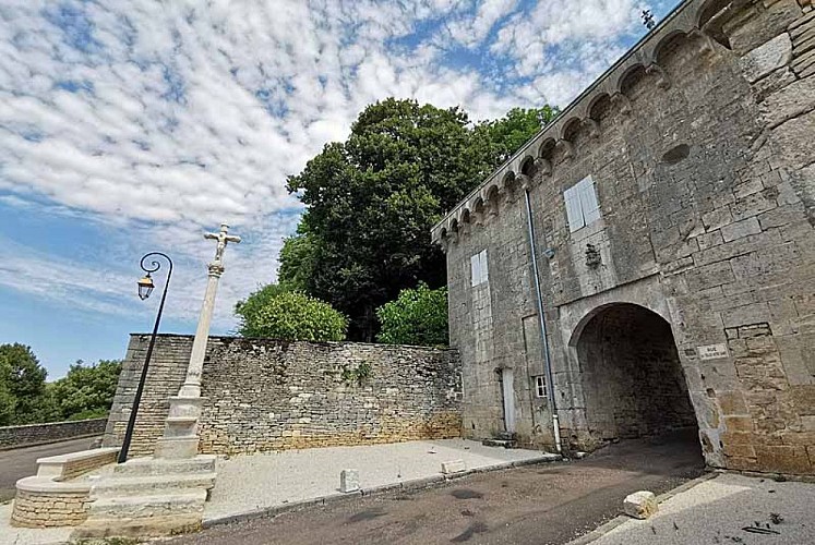 Porterie médiéval de Montsaugeon