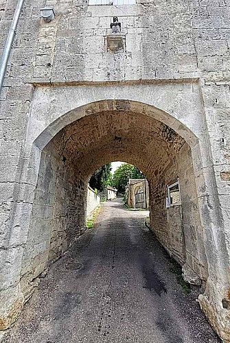 Porterie médiéval de Montsaugeon