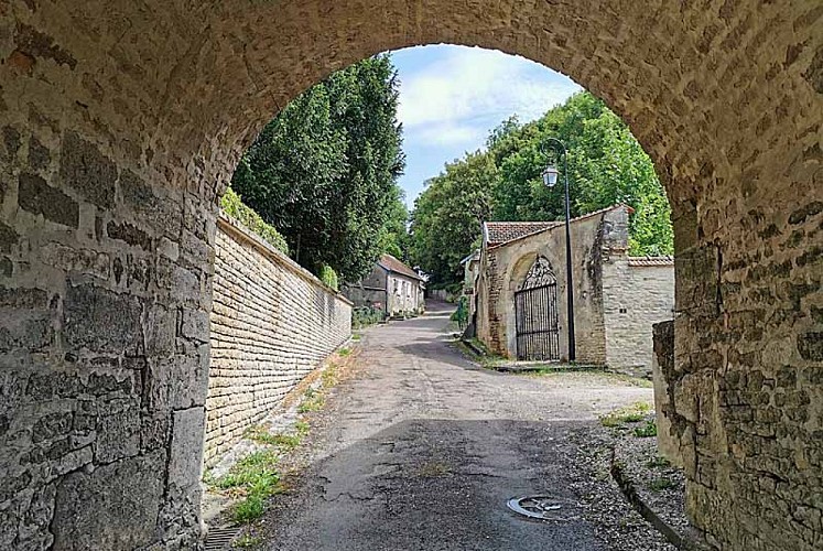 Porterie médiéval de Montsaugeon