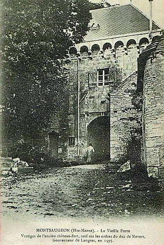 Carte postale de la porterie médiéval de Montsaugeon