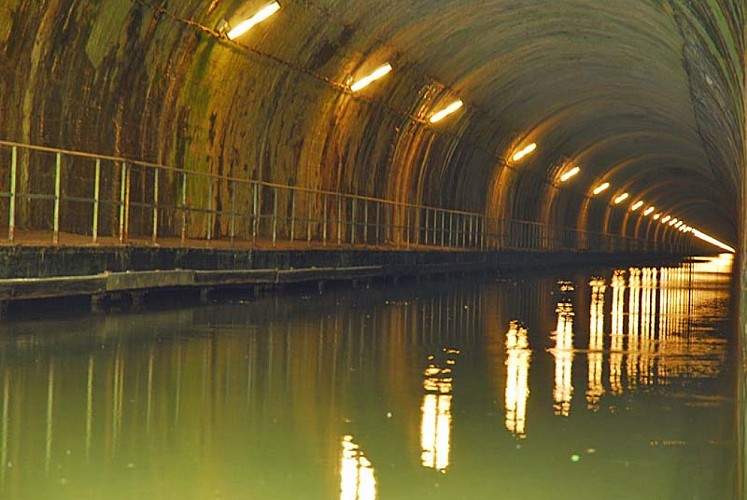 Tunnel du canal entre Champagne et Bourgogne à Noidant-Chatenoy
