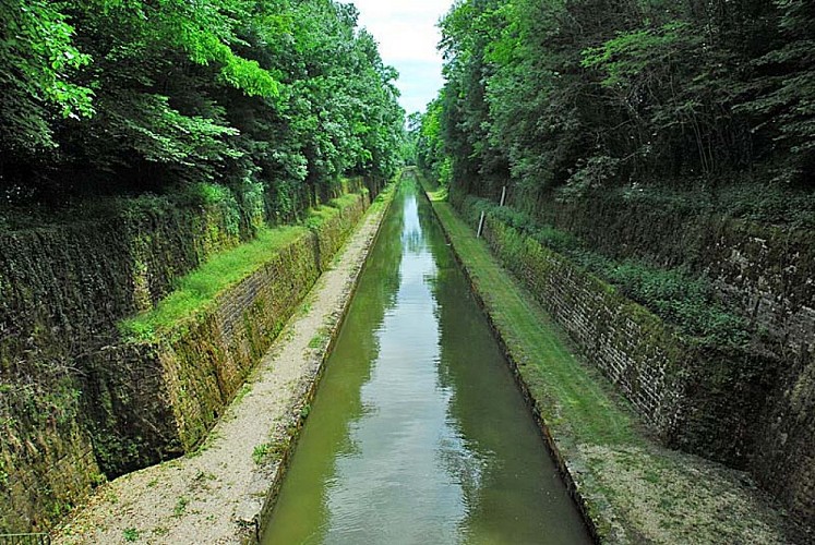 Tunnel du canal entre Champagne et Bourgogne à Noidant-Chatenoy