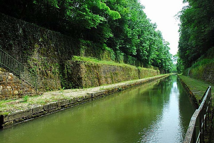 Tunnel du canal entre Champagne et Bourgogne à Noidant-Chatenoy