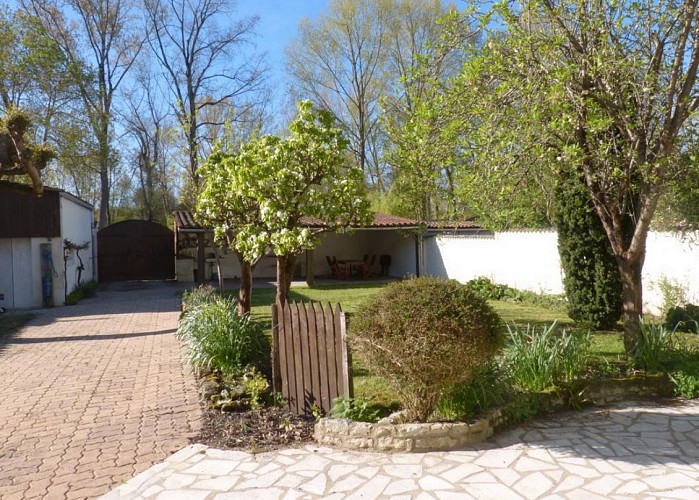 L'extérieur du gîte Au bord de Sèvre (G 764) à Coulon