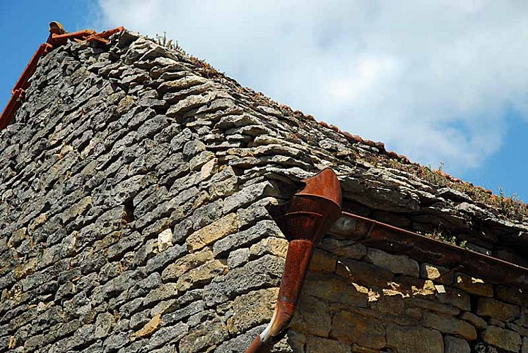 Maison couverte en lave à Orcevaux