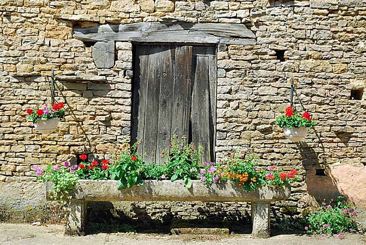 Maison couverte en lave à Orcevaux