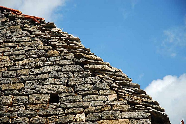 Maison couverte en lave à Orcevaux