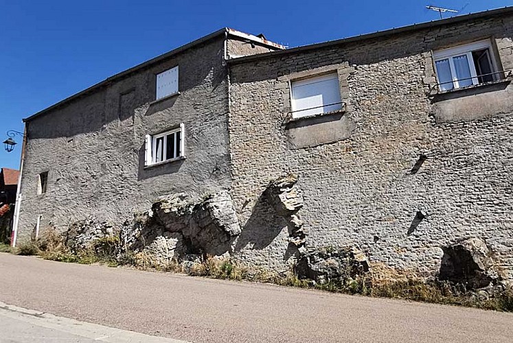Maison sur roche à Orcevaux
