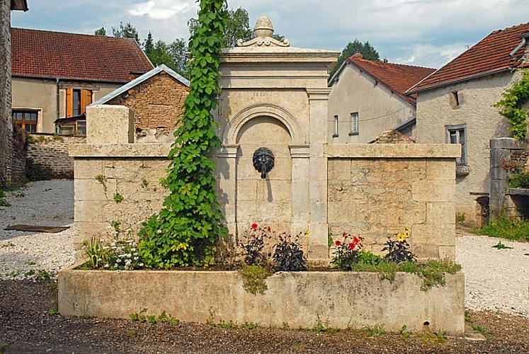 Fontaine rue neuve à Rivière-les-Fosses